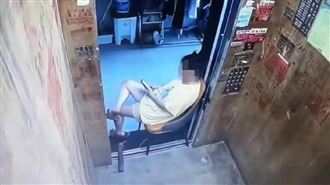 為吹免費冷氣！女子竟卡死住處電梯