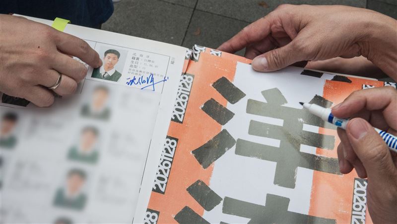 民眾拿畢業冊簽名　沈伯洋國中模樣意外曝