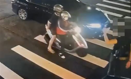 台中男不爽機車未禮讓！暴怒狂追攔車開打
