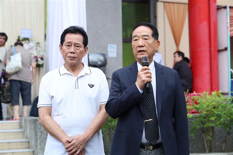 宋楚瑜(右)與康雷赴陳盈潔告別式。(圖/記者鄭孟晃攝)