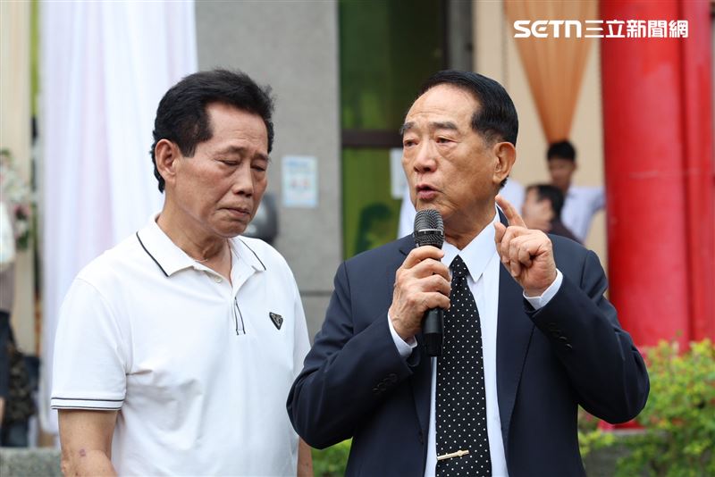 宋楚瑜和陳盈潔有深厚交情,今天也前來告別式送她最後一程。(圖/記者鄭孟晃攝影)