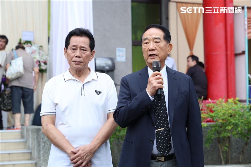 宋楚瑜在受訪時提及陳盈潔數度哽咽。(圖/記者鄭孟晃攝影)