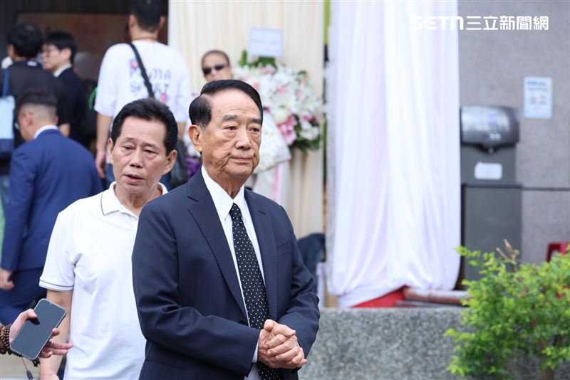 宋楚瑜和陳盈潔有深厚交情,今天也前來告別式送她最後一程。(圖/記者鄭孟晃攝影)