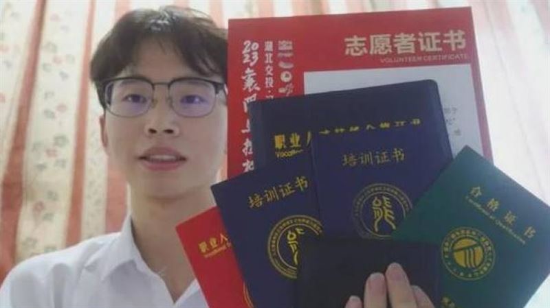 大三學生董帥範,近日因曬出在校期間考取的100本證書,引發網友熱議。(圖/翻攝自微博)
