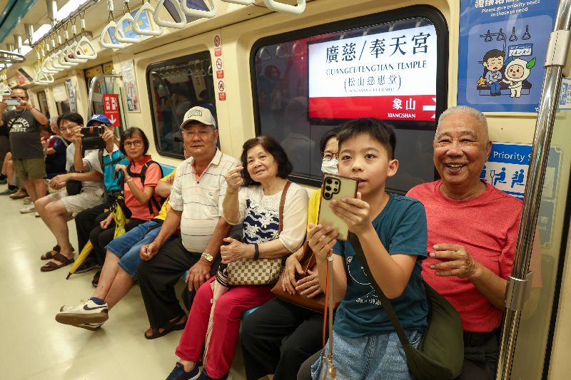 台北捷運信義線東延段廣慈/奉天宮站30日下午通車,吸引許多民眾前來搶先體驗