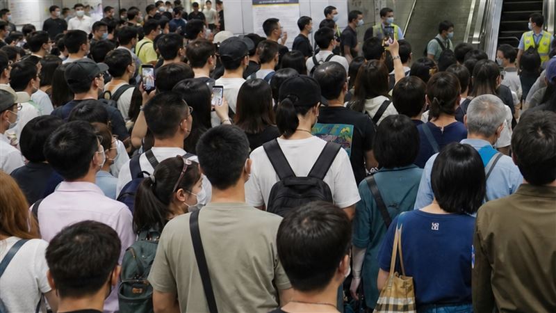 奉天宮站今通車人潮爆滿「比跨年還多人」