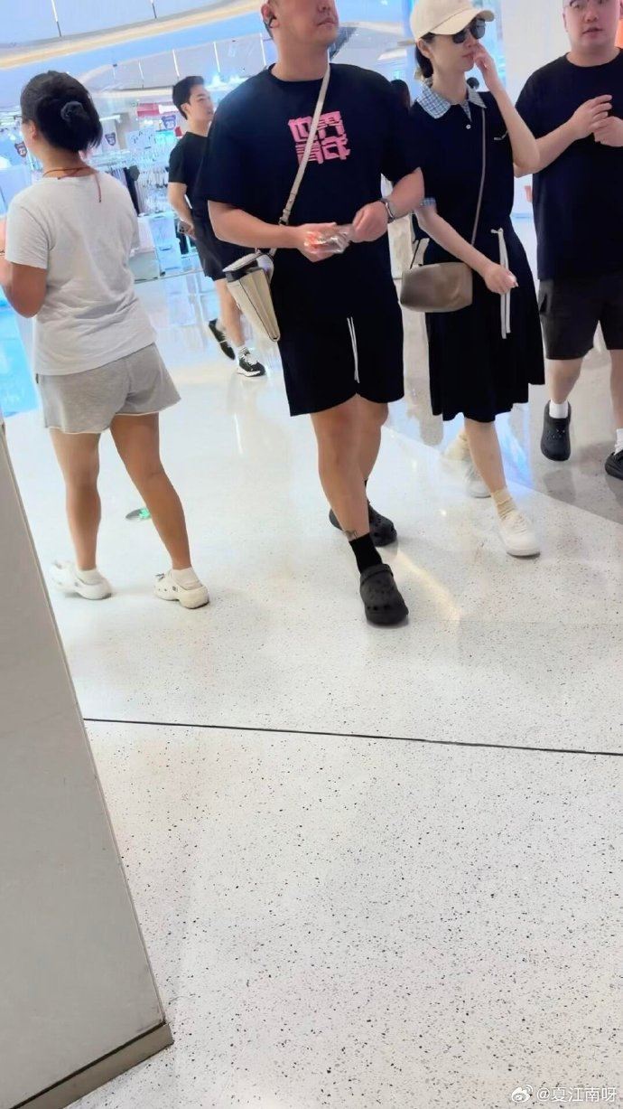 有網友在廣東萬象匯偶遇景甜。(圖/翻攝自微博)