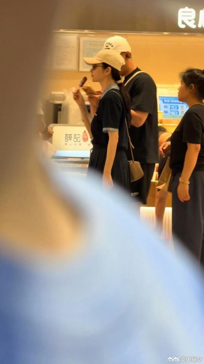 景甜在3名保鑣陪同下逛商場。(圖/翻攝自微博)