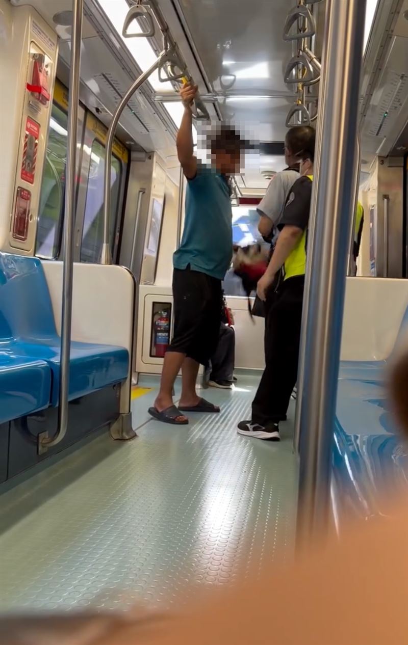 阿伯情緒失控嗆保全、站長,而後於劍南路站下車。(圖/翻攝自threads@panwil_0622)