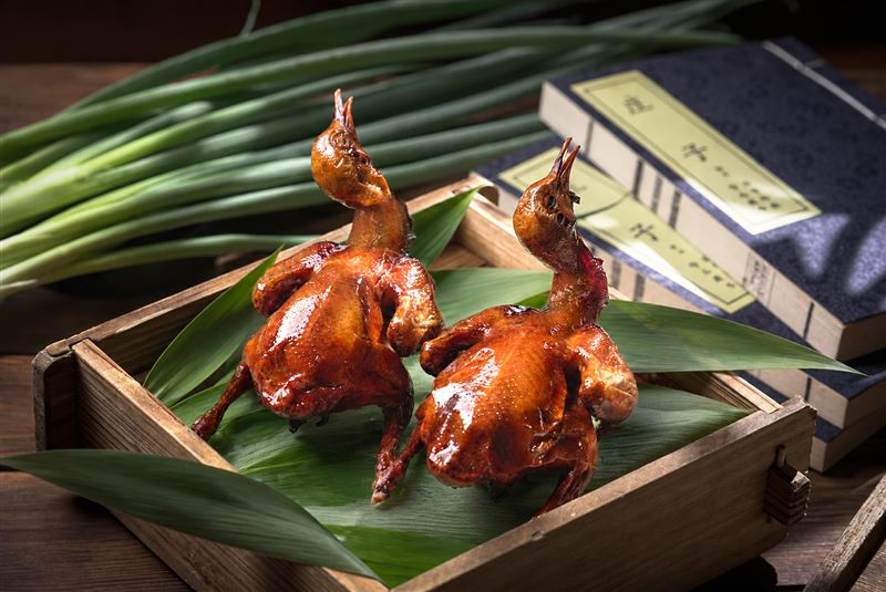 頤宮經典「脆皮燒乳鴿」，外皮酥脆、肉質鮮嫩，此次將隨行政主廚陳偉強遠赴澳門客座呈現。（圖／飯店旅宿業者提供）