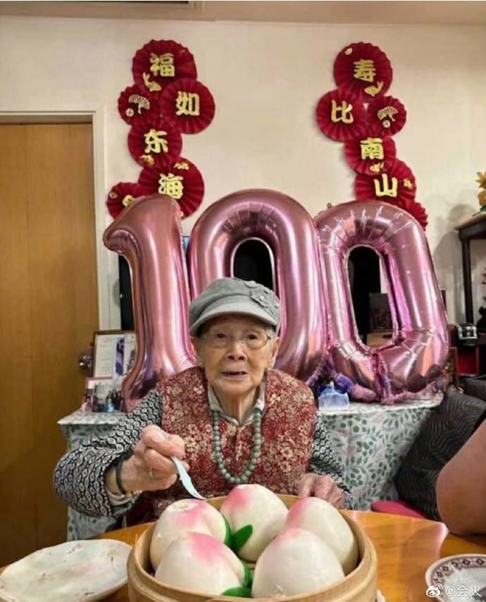 覃美金驚傳離世,享嵩壽102歲。(圖/翻攝自微博)