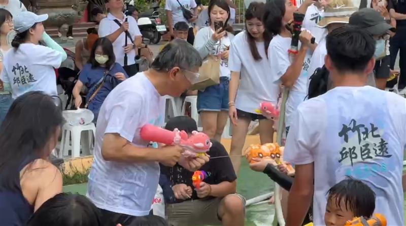 柯文哲今(30日)下午現身新竹縣竹北市兒十公園,出席民眾黨所舉辦的「夏日水花派對 竹北水樂園」消暑活動。(圖/翻攝畫面)