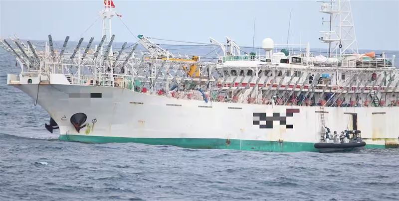 日本北海道漁船在北太平洋公海準備接受中國海警局登船檢查。(圖/日本水產廳)
