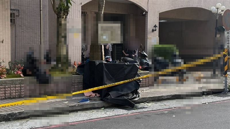 女子墜樓現場已被警方拉起封鎖線。(圖/翻攝畫面)