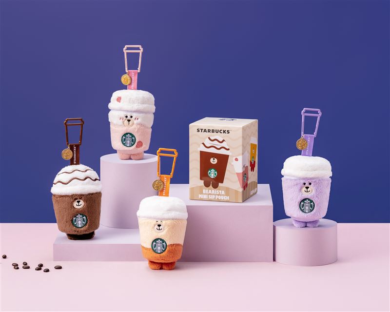 此次年曆更首度創意搭配「Bearista 小熊飲料造型包」,靈感汲取自星巴克人氣飲品「巧克力可可碎片星冰樂」、「阿里山蜜柚烏龍青茶」、「草莓巴西莓椰奶風味星沁爽」,以及星巴克典藏DREAM PLAZA台北限定「紫嵐輕影薰衣草伯爵茶那堤」,推出四款專屬色系及造型。(圖/品牌業者提供)