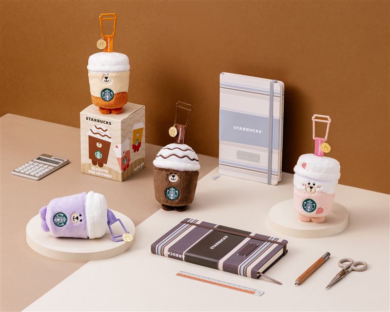 星巴克今年以BREW YOUR FUTURE為核心概念,9月1日推出「2027年曆小熊造型包組」,將年曆與超萌Bearista「星巴克小熊飲料造型包」驚喜組合。(圖/品牌業者提供)