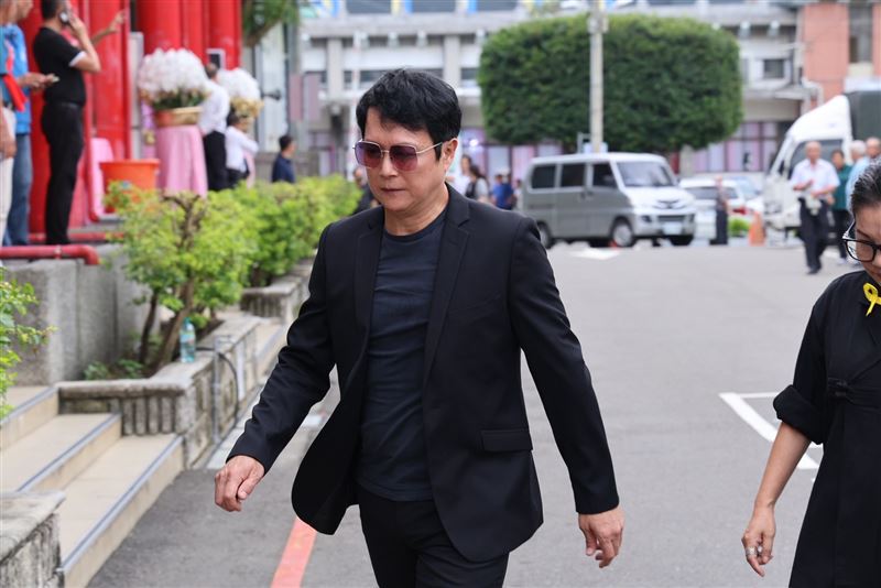 王燦赴陳盈潔告別式。(圖/記者鄭孟晃攝影)