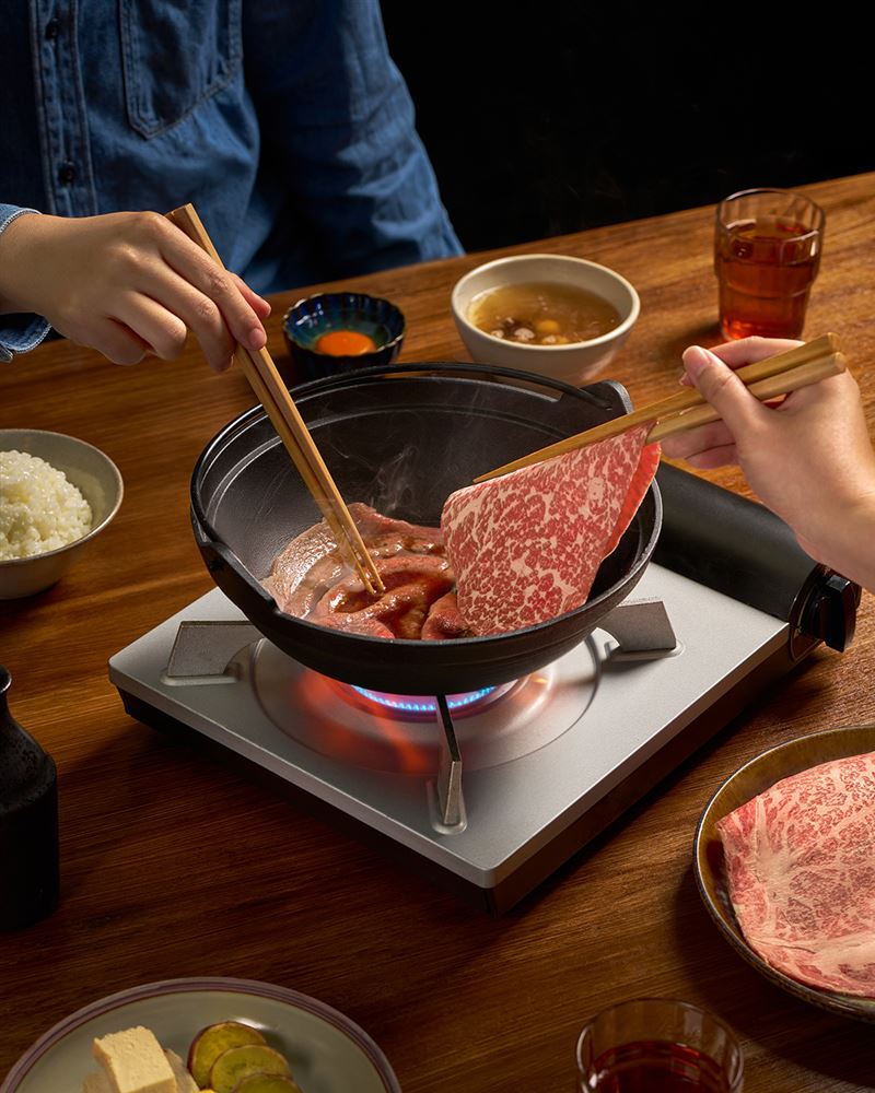 Extension 1 by橘色壽喜燒宅配,內含頂級肉品外,也能享多樣鍋料湯品風味,更附贈一枚鑄鐵壽喜鍋,宅配到府即刻開鍋。(圖/品牌業者提供)