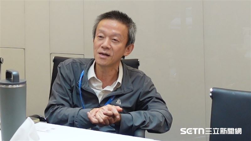 本來在台北榮總擁有穩定工作與完整研究資源的張智偉博士,在放射藥物領域一做就是數十年,原本大可一路做到退休,最後卻選擇提早離開熟悉的醫院體系,跟著黃雅瑤博士一起投入新創、從頭打造放射藥廠。問他為什麼願意在這個年紀重新開始?他淡淡地說了四個字:「志同道合。」因為比起安穩退休,他更想試著把累積大半輩子的研究與製藥經驗,變成能真正服務更多病人的藥。(圖/記者張雅筑攝)