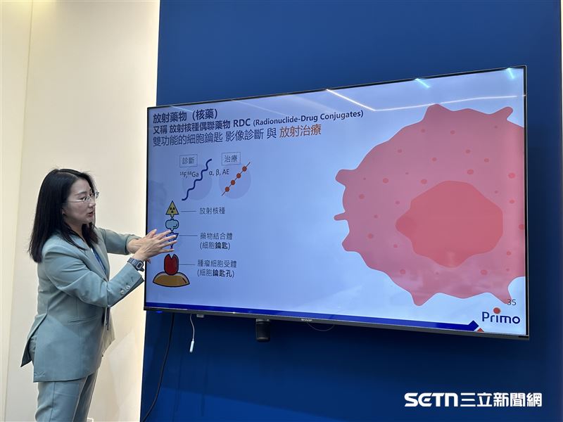 雖說是專訪,但黃雅瑤博士為了讓艱澀的放射藥物知識更容易被理解,事前特別用心準備了完整PPT,從癌細胞如何被「看見」、不同放射藥物扮演的角色,到診斷與治療上的應用,都用最生活化、簡單的方式一一說明。她笑說,創業後自己學到很重要的一件事,就是「怎麼說人話」,因為唯有讓更多人真正理解什麼是核藥、它能為醫療帶來什麼幫助,才能慢慢打破大眾「聞核色變」的距離與恐懼。(圖/記者張雅筑攝)