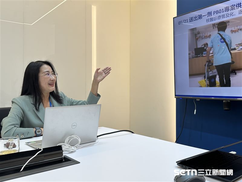 訪談過程中,黃雅瑤博士特別分享團隊第一批正式送往醫院的藥物照片,說起那一天,臉上的笑容藏也藏不住。從離開台大、決定創業,到從零開始蓋起放射藥廠,一路歷經無數關卡,直到親眼看著團隊製造的藥真正離開廠房、送進醫院,那一刻對她而言,不只代表多年努力終於有了成果,更重要的是,她始終堅持的「核醫診療普及」,終於不再只是理想,而是真正一步步走向需要的病人。(圖/記者張雅筑攝)