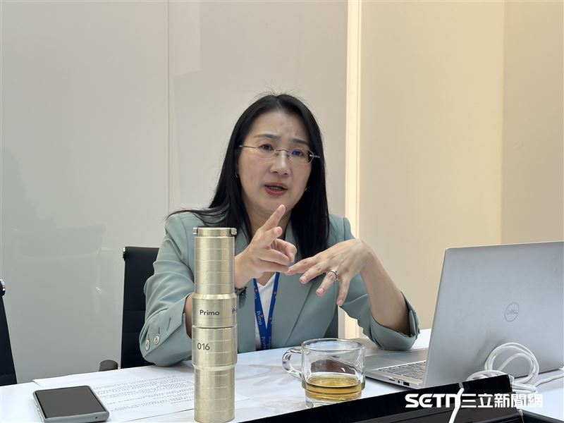談及為什麼從投入放射藥物研發,一路走到離開台大、創業蓋藥廠,黃雅瑤博士自揭心中傷疤。她坦言,父親因肝癌離世一直是自己最大的遺憾,當時甚至沒能見到父親最後一面。這段經歷也讓她更深刻體會「及早發現」的重要,希望藉由自己的專業,讓更多癌症患者有機會獲得更精準的診斷與醫療資源,也讓世上少一點家庭,留下和她一樣來不及挽回的遺憾。(圖/記者張雅筑攝)