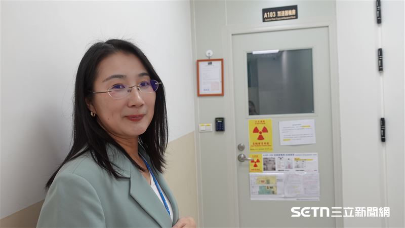 記者曾深入日本福島第一核電廠採訪,因此走進普瑞默放射藥廠,看到廠內一道道厚重的屏蔽門與相關輻射防護設備時,格外有種熟悉感。不過與核電廠不同的是,這裡面面對的「放射」,不是用來發電,而是經過嚴格管控、被運用在醫療上,成為協助醫師診斷甚至治療疾病的重要工具。也讓人更深刻體會,黃雅瑤博士所說的「不要聞核色變」——真正重要的,或許是理解它、管理它,以及如何正確地使用它。(圖/記者張雅筑攝)