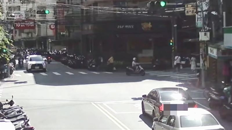 李男開車綠燈不行進。(圖/翻攝畫面)
