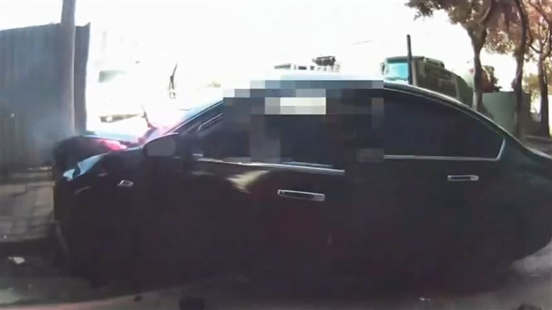 李男開車逃逸時自撞火燒車。(圖/翻攝畫面)