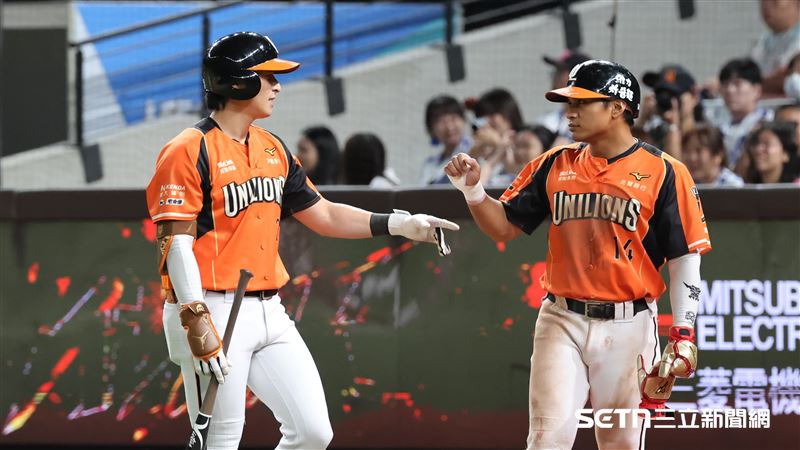 統一獅外野手邱智呈(右)獲選單場MVP。(圖/記者劉彥池攝影)