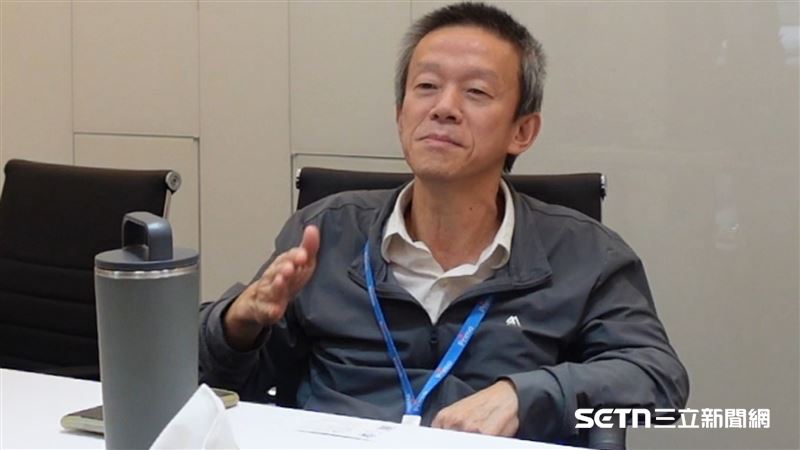 選擇提前退休，離開熟悉的台北榮總醫院，張智偉博士語重心長表示，到了這個年紀，考量的早已不只是工作穩不穩定，而是自己累積大半輩子的專業，還能再留下些什麼。對他而言，數十年的研究經驗如果只停留在自己身上，終究有一天會跟著退休畫下句點；但若能把經驗留下來、把技術傳承下去，甚至培養更多年輕人才繼續往前走，那麼這次離開舒適圈、重新開始，就有了更長遠的意義。（圖／記者張雅筑攝）