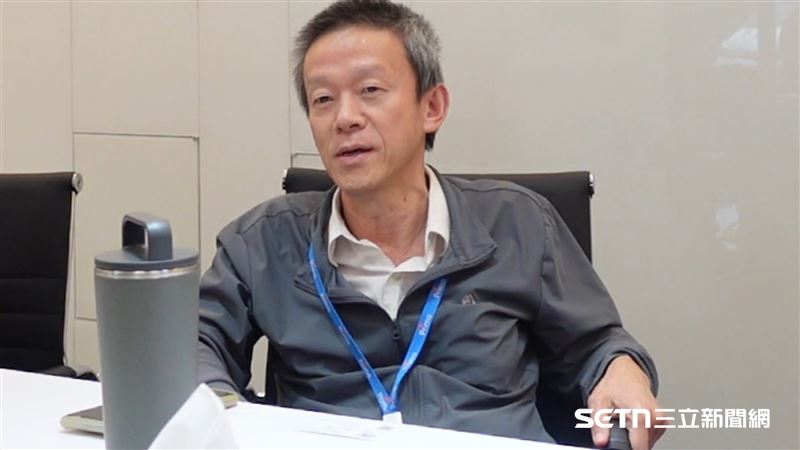 在台北榮總服務多年的張智偉博士，談起自己投入數十年的放射藥物時，沒有太多華麗的形容，反而總是習慣從病人的角度出發。對他來說，研究數據做得再漂亮、技術再困難，最後真正值得在意的，還是能不能解決臨床上的問題、對病人產生實際幫助。或許也因如此，訪談過程中談到自己的經歷，他總是淡淡帶過；說起病人的故事時，眼神和語氣反而格外認真。（圖／記者張雅筑攝）