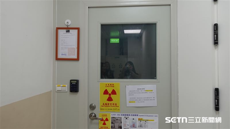 在台灣，許多人仍「聞核色變」，只要聽到「放射性」或「核」就下意識感到害怕，但張智偉博士與黃雅瑤博士表示，放射性物質其實早已應用在醫療領域多年，從疾病診斷到治療都有其重要角色。兩人認為，與其單純因為一個「核」字感到恐懼，更重要的是理解它，並在嚴格規範與安全管控下正確使用，讓放射性物質成為協助醫師找出病灶、對抗疾病的醫療工具。（圖／記者張雅筑攝）