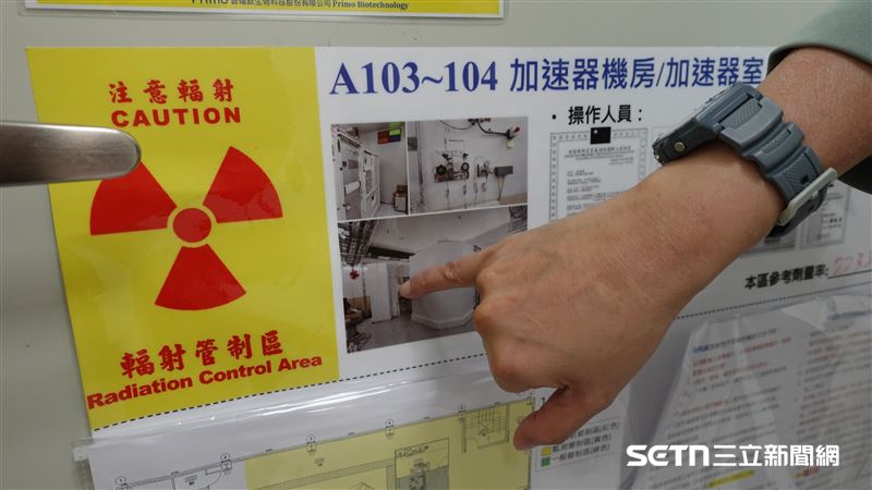 台灣製造放射藥物的藥廠相當少，實際走訪普瑞默藥廠可以發現，整座廠房雖「麻雀雖小，五臟俱全」，從人員進出、動線規劃、製藥空間到輻射防護等，每一道程序與設置都有嚴格規範。尤其放射藥物兼具「藥品」與「放射性」的特殊性，不只製造品質得層層把關，工作人員的操作與安全防護同樣不能馬虎，也讓記者實際走進其中後，更能體會一支核藥從製造到離開藥廠前，背後其實有著一道又一道看不見的關卡。（圖／記者張雅筑攝）