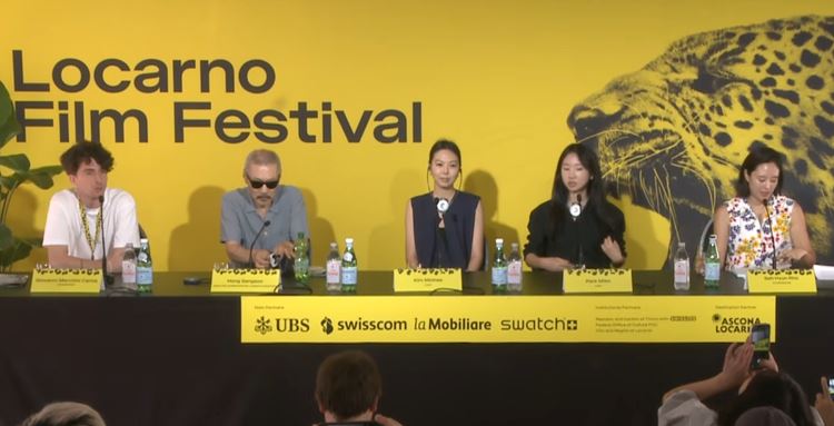 金敏喜憑藉洪常秀新作《無處安放的目光》(눈 둘 데가 없네)拿下第79屆盧卡諾影展最佳女演員獎。(圖/翻攝自YouTube@Locarno Film Festival )