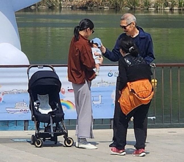金敏喜與洪常秀育有一子。(圖/翻攝自韓網)