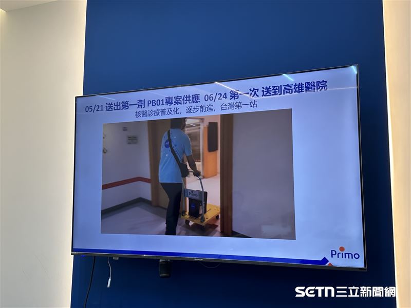 黃雅瑤博士分享團隊製作出的第一劑放射藥物送抵醫院時的珍貴照片。她回憶，那一天團隊其實相當緊張，即便事前已經反覆演練，直到親眼確認藥物順利送進醫院，心裡的大石頭才終於放下。從一座從零開始蓋起的藥廠，到第一劑藥真正離開廠房、走進醫院，對團隊而言，那一刻也代表多年來想讓放射藥物走出研究端、真正抵達病人身邊的理想，終於成真。（圖／記者張雅筑攝）
