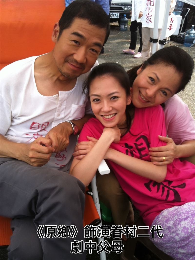 張國立(左)與潘麗麗(右)曾飾演楊千霈父母。(圖/翻攝自IG @pinkbabe0309)