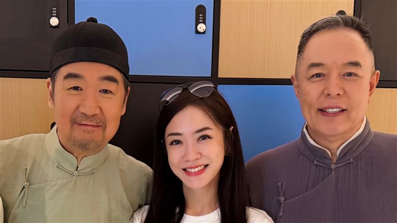 71歲張國立近照曝！女星飛成都同框張鐵林