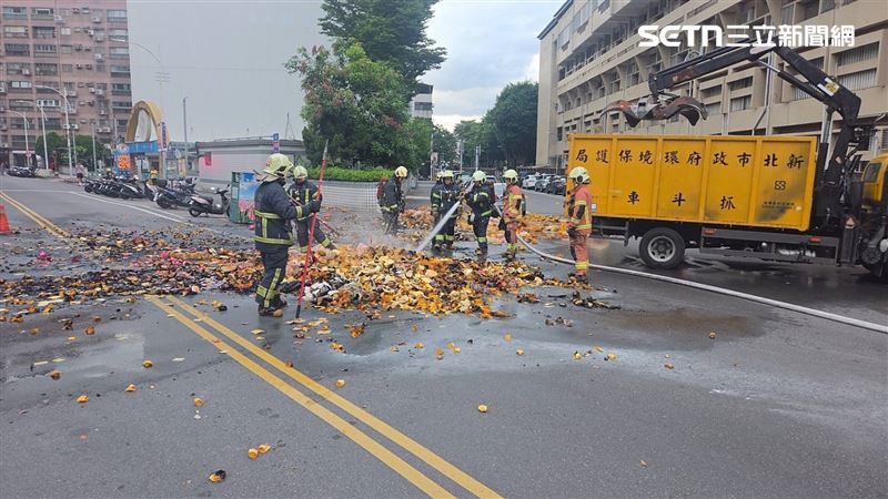 好兄弟搶錢？抓斗車「運鈔失火」紙錢狂燒