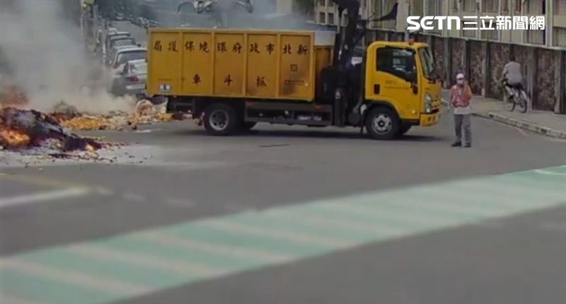 新北市環保局的抓斗車載運紙錢途中，車斗內的紙錢突然起火燃燒。（圖／翻攝畫面）