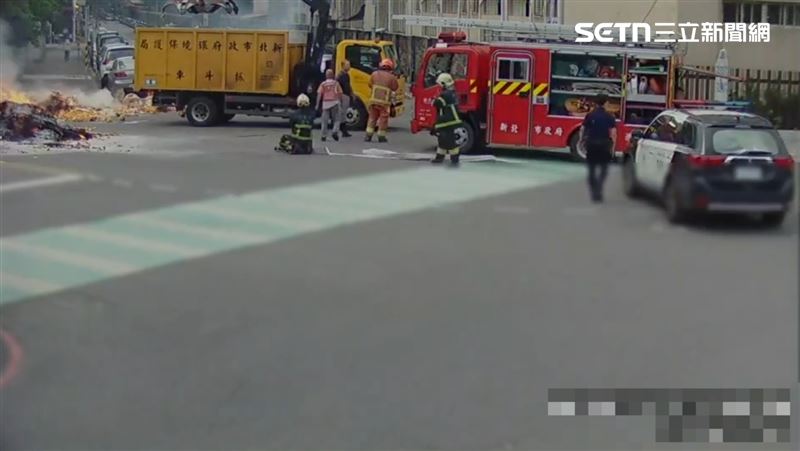 大量紙錢在馬路上燃燒，警消到場灌救，幸好未造成人員傷亡。（圖／翻攝畫面）