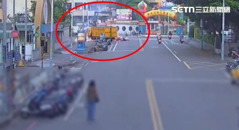 清潔隊員路邊停車，將燃燒的紙錢卸貨至路面，引起路過民眾圍觀。（圖／翻攝畫面）