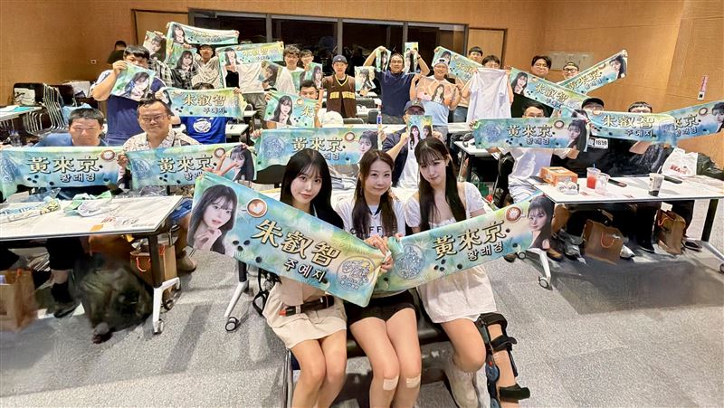 左腿還戴著護具　斗山熊人氣啦啦隊員來台