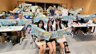 左腿還戴著護具　斗山熊人氣啦啦隊員來台