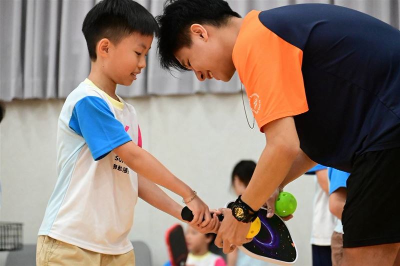 新北淡水運動中心兒童匹克球班,專業教練循序教學。(圖/淡水運動中心)
