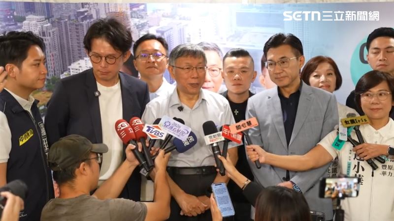 柯文哲點名鄭麗文黃國昌快處理竹北藍白破局一事,黃國昌就在站他旁邊。(圖/翻攝畫面)