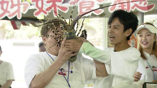 胡瓜現身漁港開吃！楊繡惠、董至成互搶食