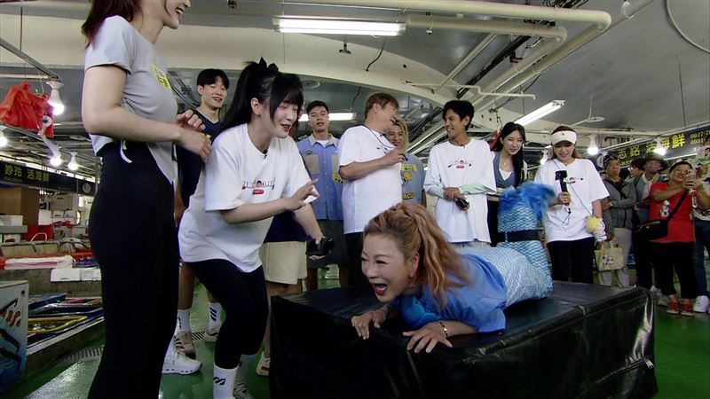 楊繡惠甩動魚尾。(圖/民視提供)