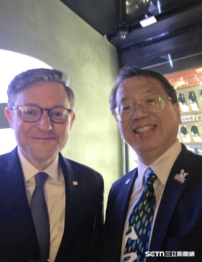 江明信(右)與美國政界人士合影。他強調,民間外交不是一次會面或一張合照,而是必須透過長時間互動,一點一滴累積彼此的理解與信任。(圖/翻攝畫面)